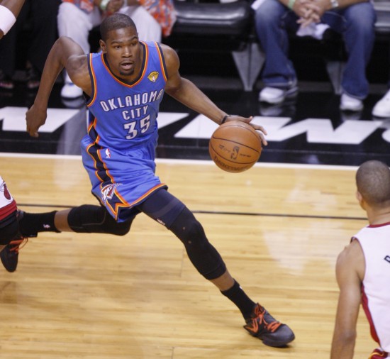 看台视角欣赏孙兴慜的任意球直接破门，球迷已经预感...（看台视角直击孙兴慜任意球破门，球迷早有预感）