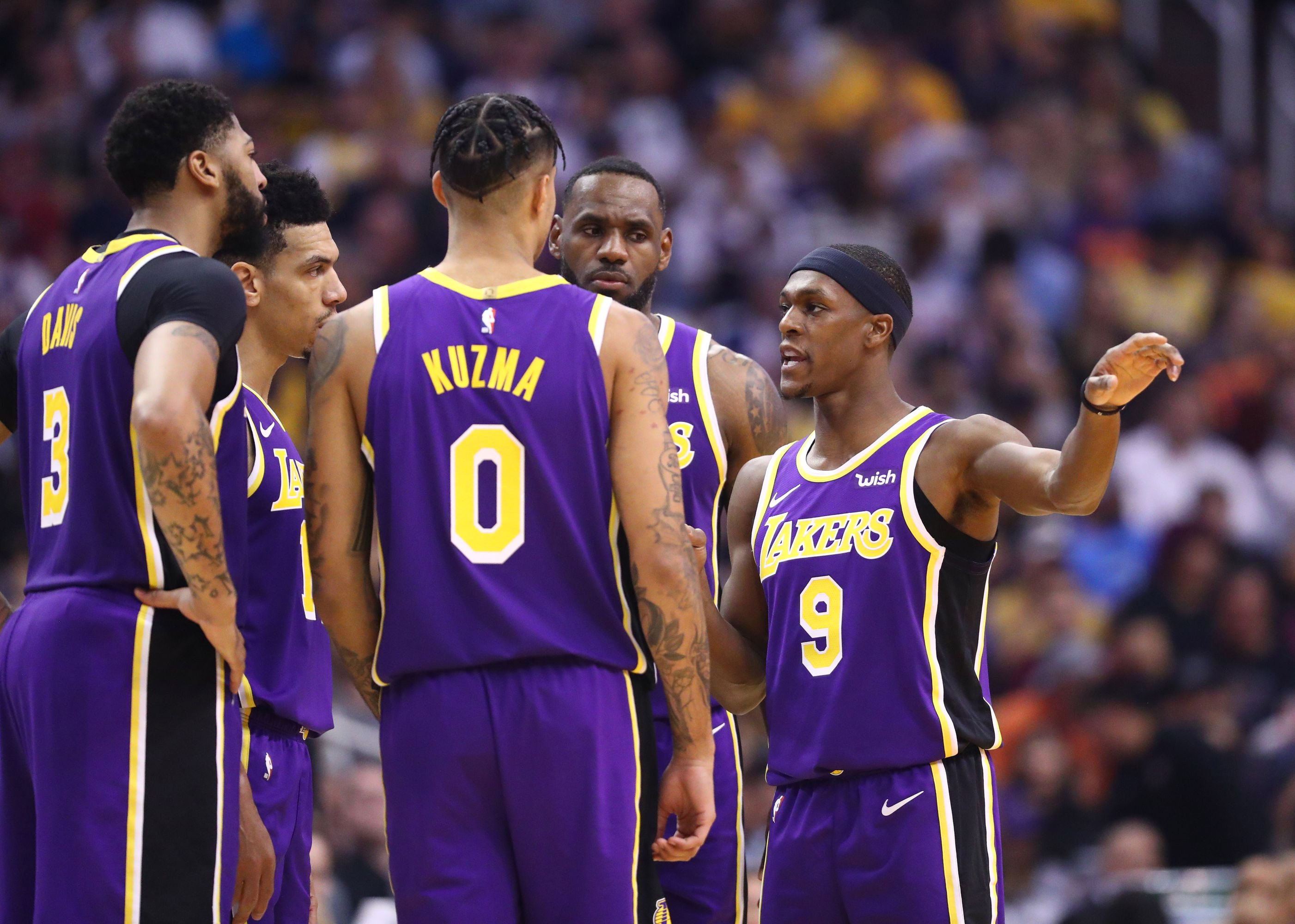 不可触碰的美，若昂-内维斯女友马达莱娜晒暗黑风妆造（冷艳不可近：若昂-内维斯女友马达莱娜晒暗黑系妆容）