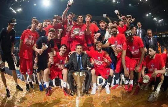 康宁汉姆29+10+8率队大胜，个人高效砍下准三双（康宁汉姆29分10板8助高效发威，领衔大胜收获准三双）