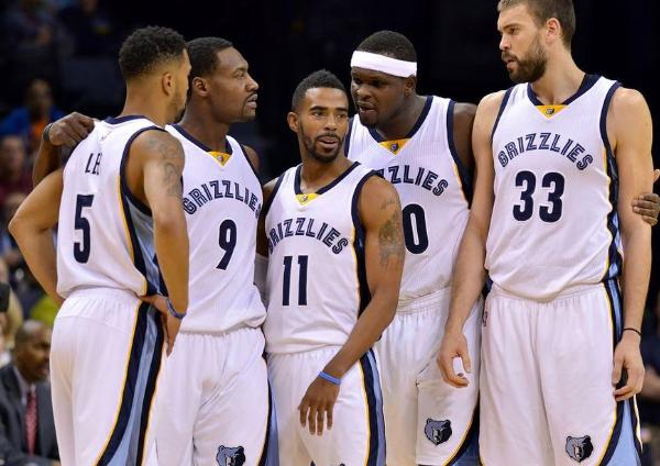 他把比赛节奏完全玩明白了（他已彻底掌控比赛节奏）