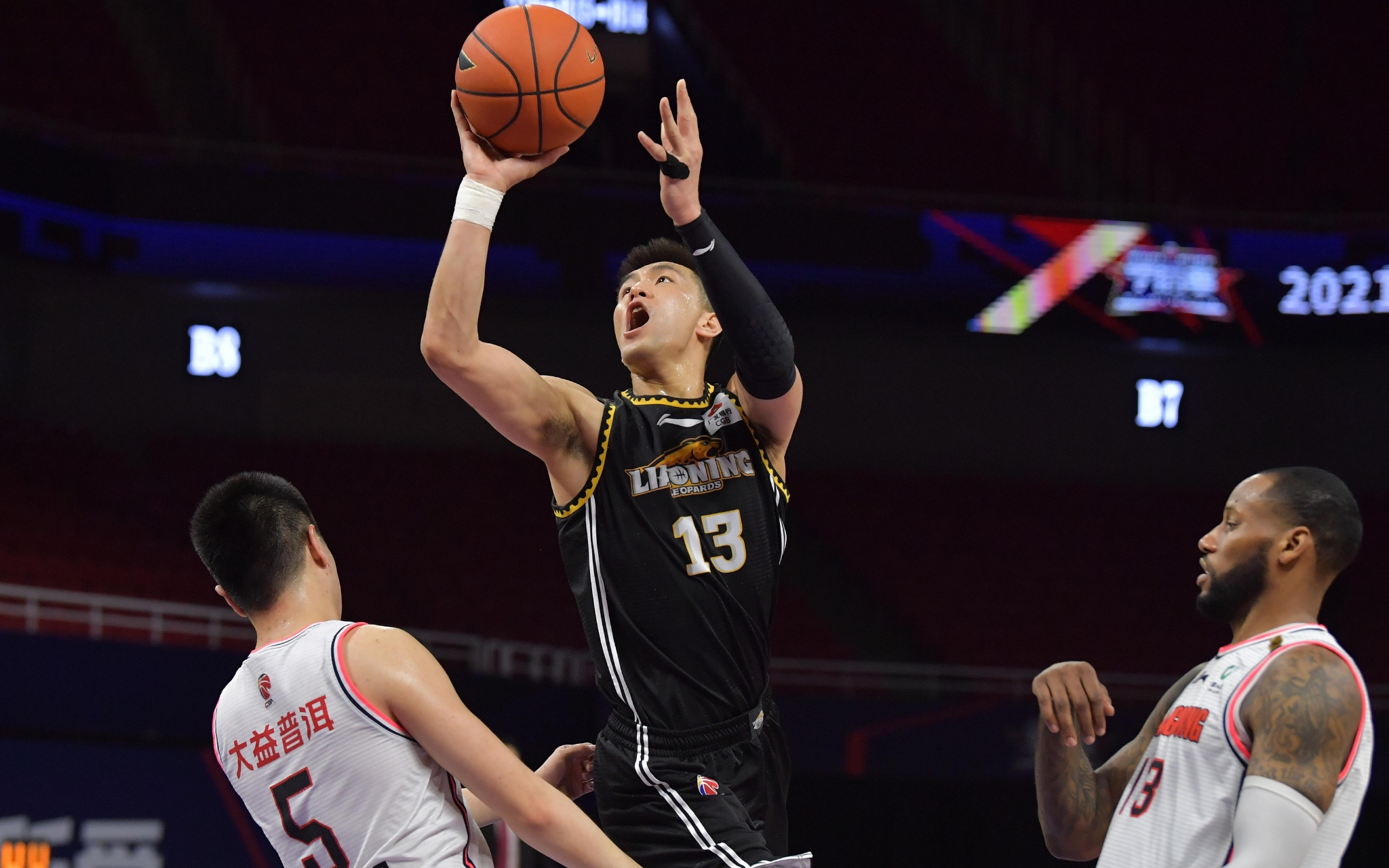 梅西印度行首站结束：凌晨抵达，下午场内亮相因骚乱提前结束（梅西印度行第一站落幕：凌晨入境，下午球场亮相因骚乱被提前叫停）