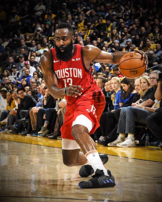 埃默松：我并不怀念在米兰的日子；那儿的人聊我比聊C罗还多（埃默松直言不怀念米兰：当地谈论我比谈C罗还频繁）