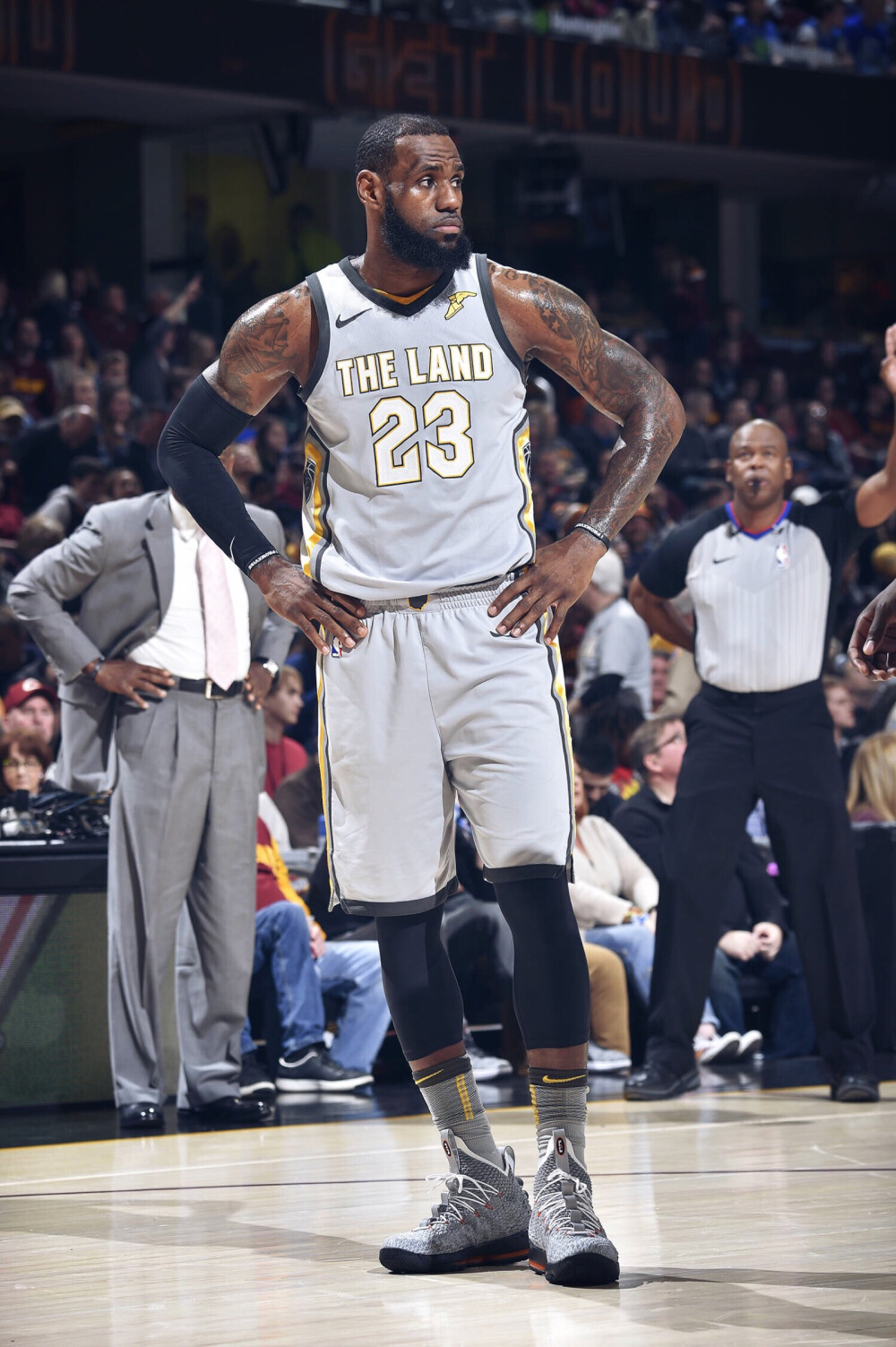 上任后首次露面，国足新帅邵佳一现场观战中国U22vs越南U22（履新后首次亮相，国足新帅邵佳一现场观战中国U22对阵越南U22）